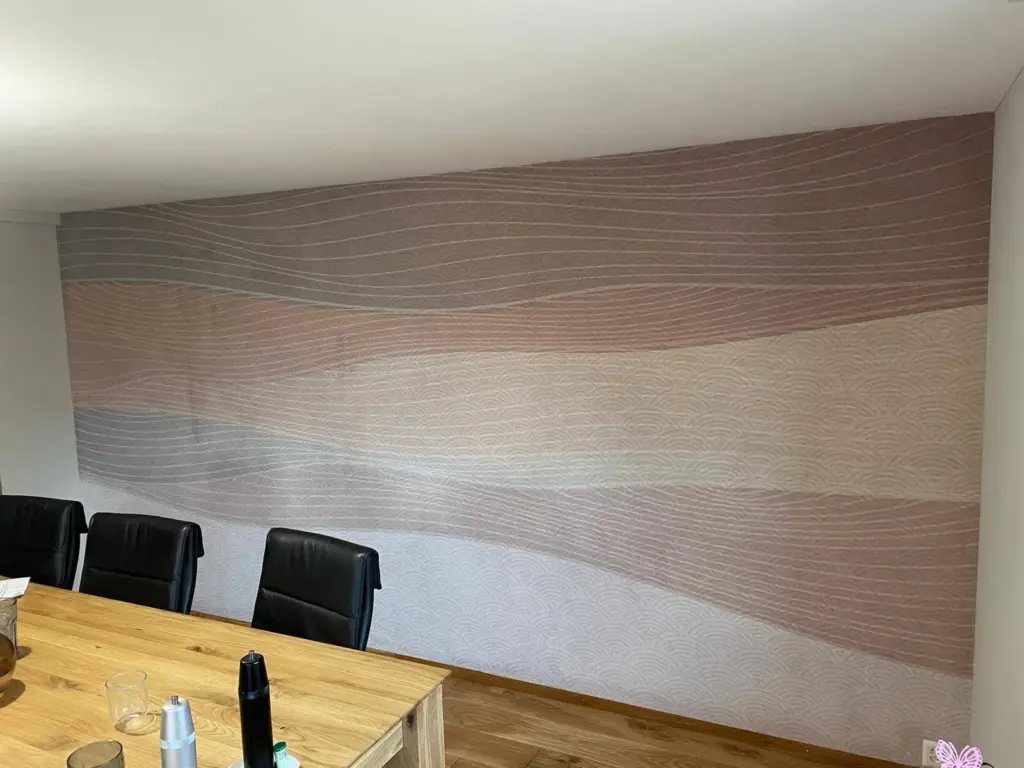 Esszimmer mit grossflächiger Tapete in Wellenmuster und Naturtönen