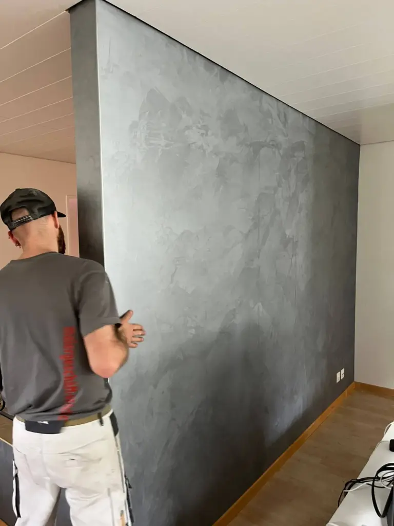 Raumtrennwand in fugenloser Spachteltechnik mit Betonoptik